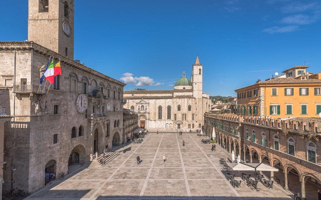 Piazza del Popolo in Ascoli Piceno, historische stad dicht bij Castignano