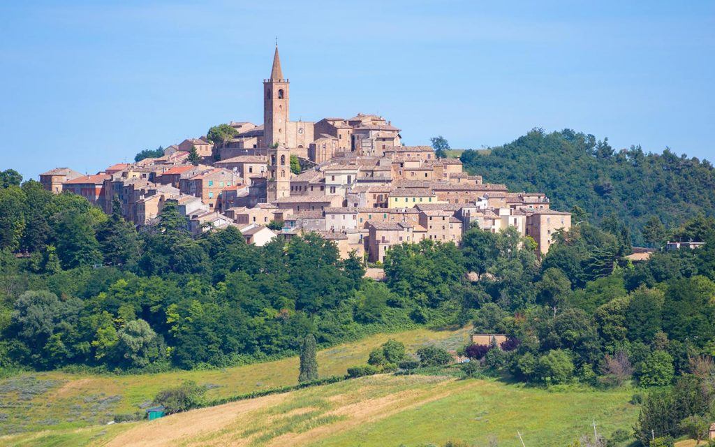 Castignano, borgo storico vicino alla tenda glamping nelle Marche